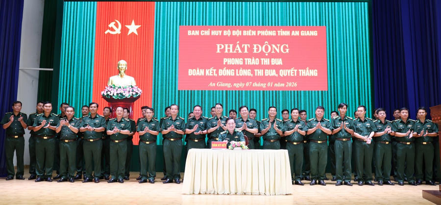 Các cơ quan, đơn vị ký kết giao ước thi đua.