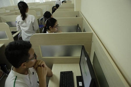 Trong 2 ngày 5/5 và 6/5, thí sinh làm bài thi Ngoại ngữ trên máy tính, thực hiện một trong các môn học sau: tiếng Anh (D1), tiếng Nga (D2), tiếng Pháp (D3), tiếng Trung Quốc (D4), tiếng Đức (D5) và tiếng Nhật (D6), gồm 80 câu hỏi trắc nghiệm, thời gian làm bài 90 phút.