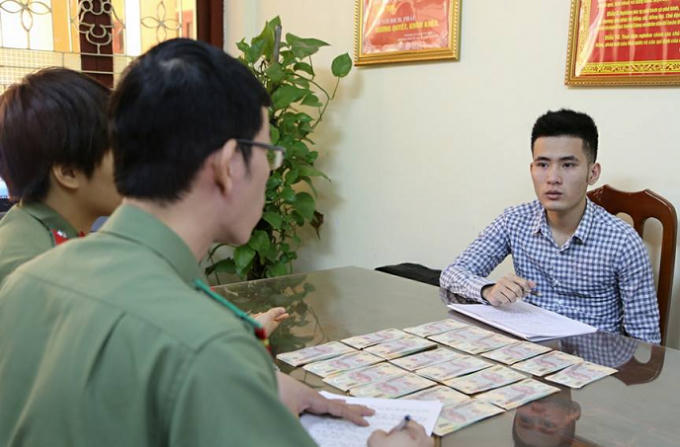 Lại Đăng Hải Linh cùng tang vật tại cơ quan Công an.
