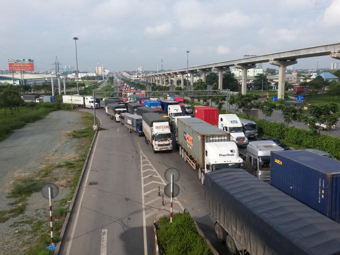 Các phương tiện xếp hàng dài trên xa lộ Hà Nội.