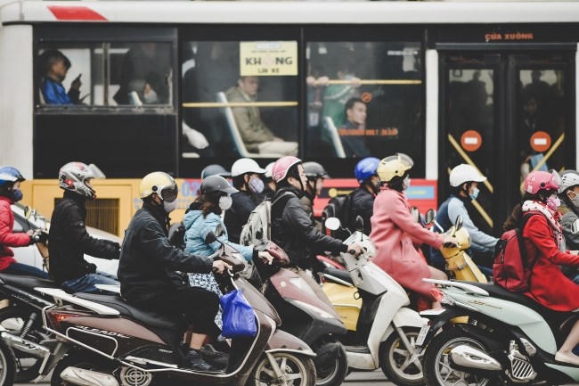Với thực trạng giao thông tại đây, dự án buýt nhanh BRT sắp đưa vào hoạt động trên trục đường này sẽ rất khó khăn bởi tuyến Lê Văn Lương chỉ dài 1 km luôn tắc nghẽn vào giờ cao điểm.