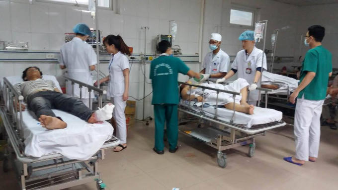 Hiện tại có 5 nạn nhân đang được cấp cứu tại bệnh viện trong đó có một người trong tình trạng nguy kịch.