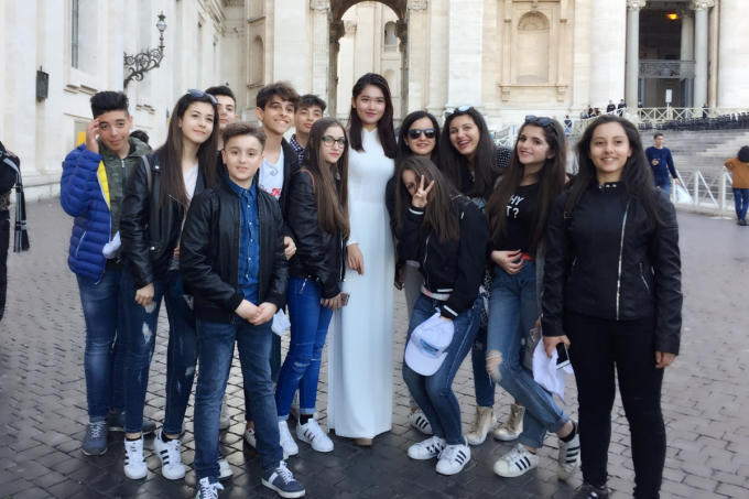 &Aacute; hậu Th&ugrave;y Dung diện &aacute;o d&agrave;i tham quan t&ograve;a th&aacute;nh Vaticane