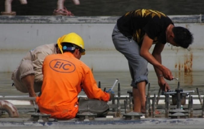 Công nhân đang tiến hành tháo dỡ các hạng mục của công trình nhạc nước.