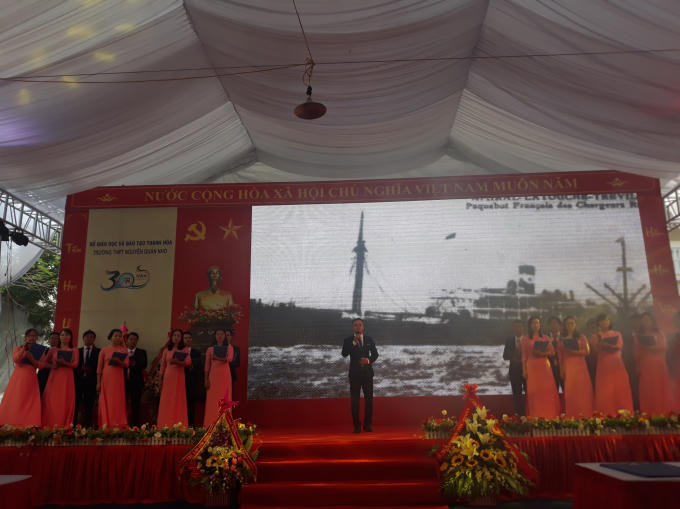 Một tiết mục văn nghệ do các thầy cô giáo đang giảng dạy tại trường biểu diễn.