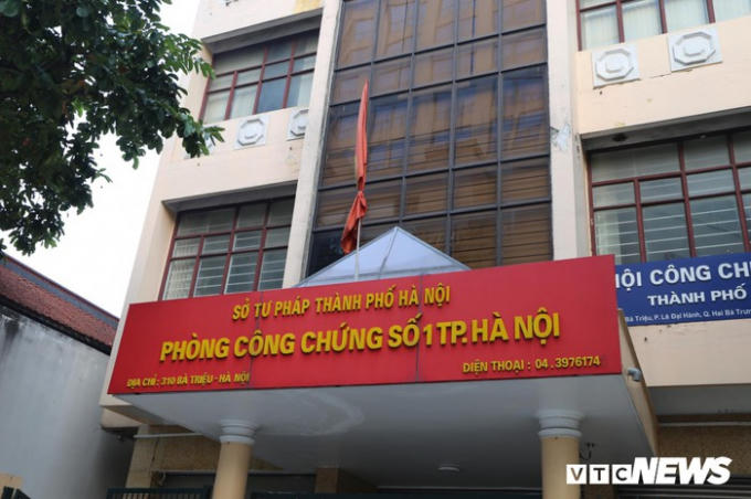 Cờ rủ treo tại Phòng công chứng số 1, Hà Nội.