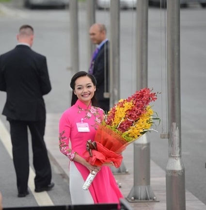 Mỹ Linh mặc áo dài hồng chuẩn bị tiễn Tổng thống Obama ở sân bay Nội Bài.