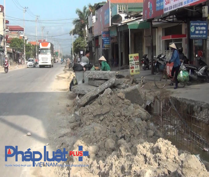Nhiều hộ dân tại các tổ 2,4,6 Khu Liên Phương, TP Uông Bí (Quảng NInh) rất bức xúc khi chỉ nhận được 50.000 đồng/1m2 đất họ đã ở qua nhiều năm nay. Giá đất này bằng với giá áp dụng cho đất trồng cây lâu năm.
