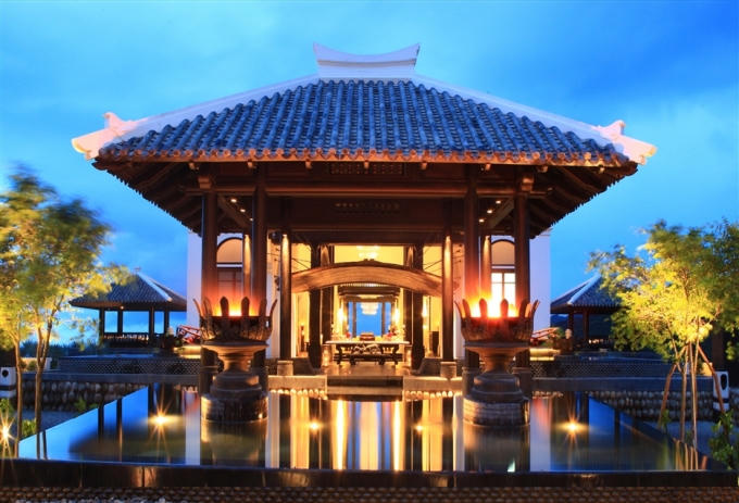 Để đạt giải thưởng này, InterContinental Danang Sun Peninsula Resort đã vượt qua hàng loạt khu nghỉ dưỡng sang trọng tại các thiên đường du lịch trong khu vực Châu Á Thái Bình Dương như Alila Seminyak Bali (Indonesia); Four Seasons Samui (tại đảo Koh Samui Thái Lan)… Giải thưởng đươc bình chọn khách quan từ các chuyên gia đầu ngành, các đại lý du lịch, các khách hàng. Dữ liệu bình chọn được tổng hợp, phân tích khách quan và công bố bởi một công ty hàng đầu chuyên nghiên cứu thị trường.