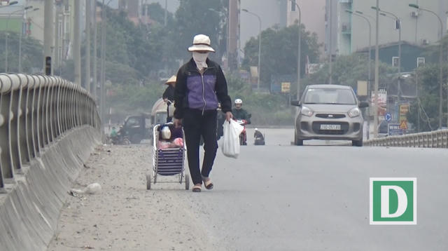 Những người đi bộ qua cầu vượt An Khánh luôn cảm thấy bất an.