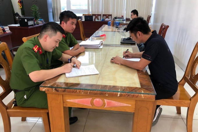 Đối tượng Vương tại cơ quan công an.