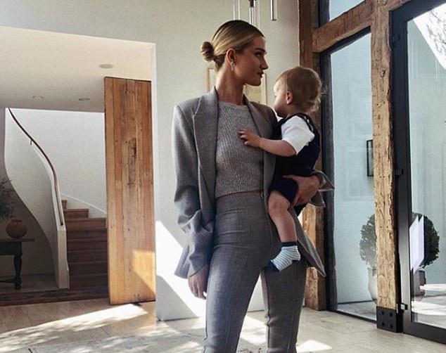 Người mẫu Rosie Huntington-Whiteley bên con trai.