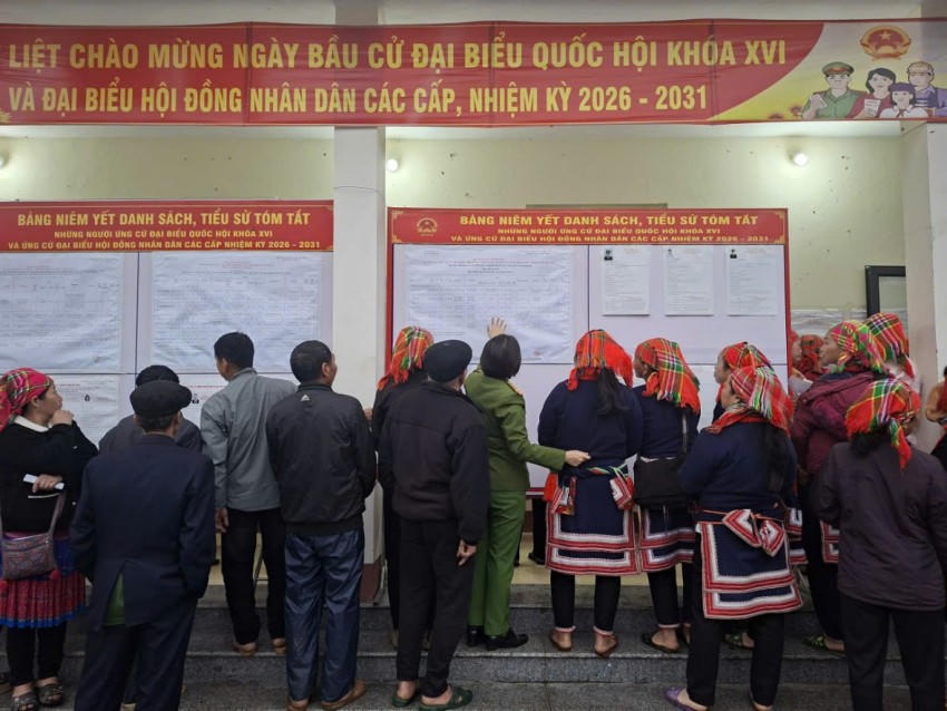 Cử tri xã Tân Quang có mặt rất sớm tại địa điểm bỏ phiếu.