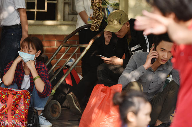 Vẻ mệt mỏi của không ít người khi mới xuống xe bên trong khuôn viên bến xe Nước Ngầm.