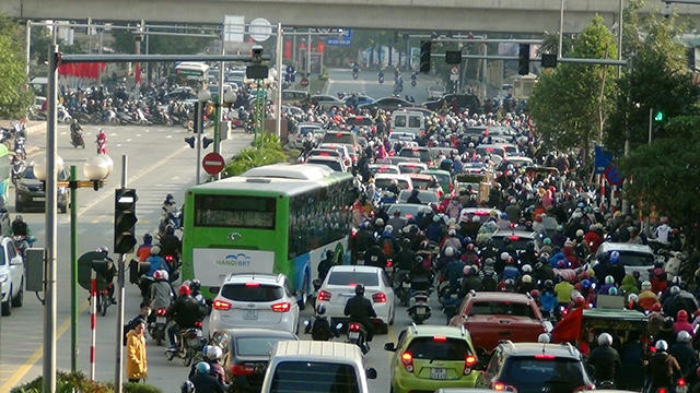 Buýt nhanh cũng phải "đánh võng" vòng vèo trên đường.
