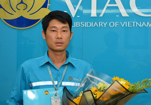 Anh Nguyễn Chí Cường người phát hiện túi xách của hành khách bỏ quên. Ảnh: Viags. 