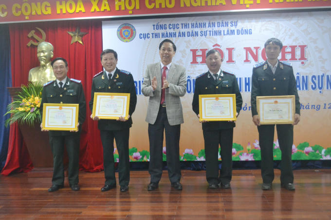 Các đơn vị có thành tích xuất  sắc được nhận bằng khen