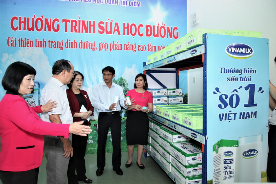 Thành viên Ban chỉ đạo chương trình sữa học đường cùng tham dự việc triển khai thực hiện trong ngày đầu tiên tại điểm trường Đoàn Thị Điểm, Quận Tân Phú, TP.Hồ Chí Minh