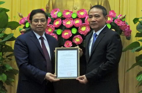 Ông Phạm Minh Chính (bên trái) trao quyết định của Bộ Chính trị cho tân Bí thư Đà Nẵng. Ảnh: Đình Thiên