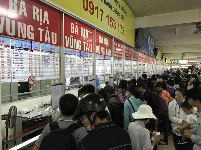 Hàng trăm người chen chúc nhau mua vé tại Bến xe miền Đông.