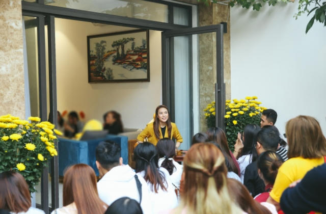 Mỹ Tâm xinh đẹp trong buổi họp fan đầu năm, bất ngờ nhận được nhiều món quà ý nghĩa từ người hâm mộ