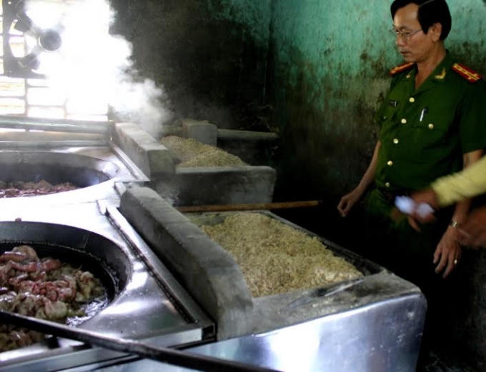 Lực lượng chức năng lập hồ sơ vi phạm.
