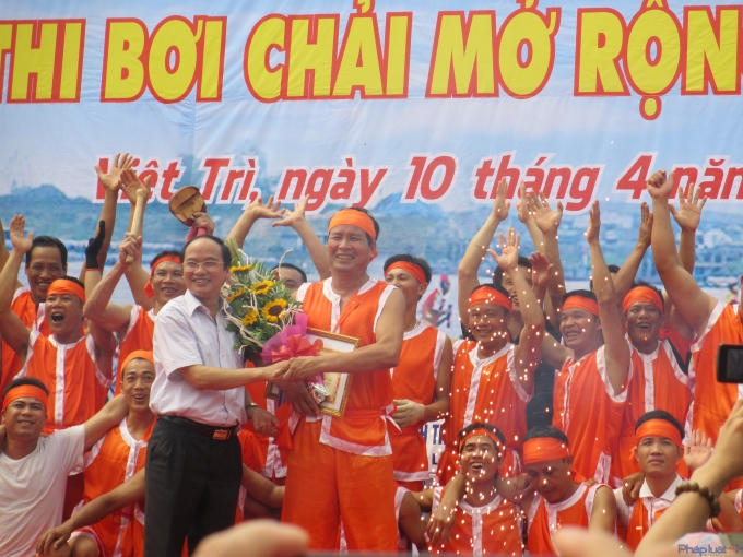 Đội Thanh Thủy 1 (xã Đồng Luận - Thanh Thủy) đã giành chiến thắng sau hơn 2 trận đấu. (Ảnh: Thu Hường)
              Đại diện các đội thi "bơi chải" lên nhận phần thưởng của BTC. (Ảnh: Thu Hường)