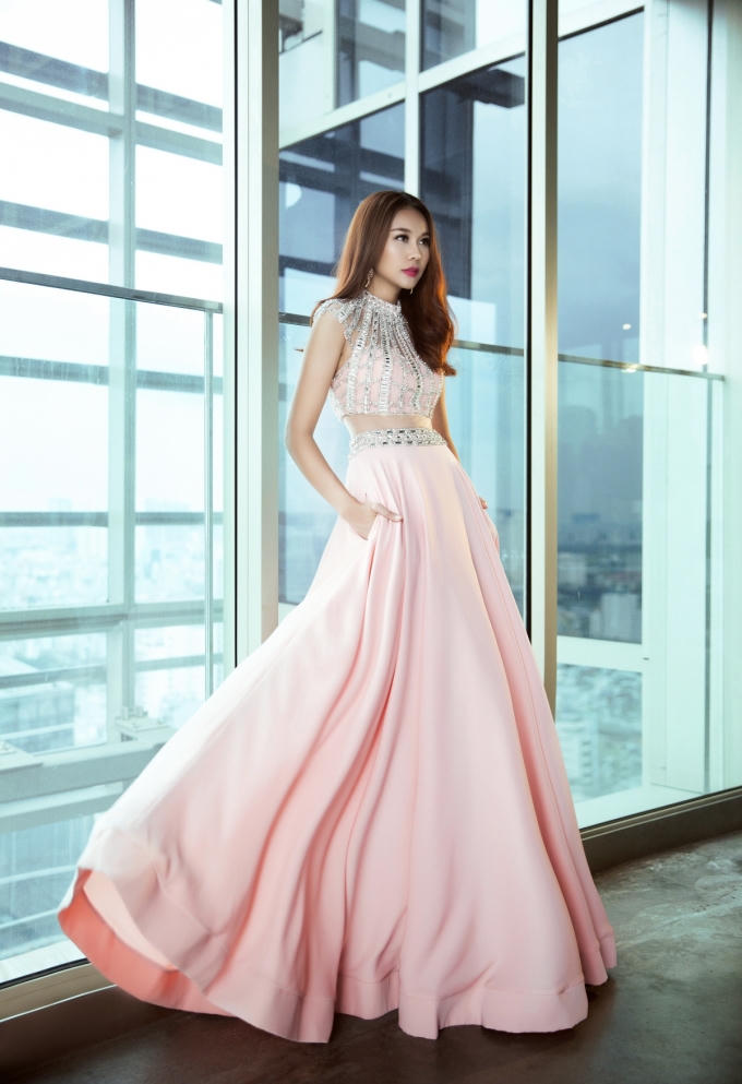 Không chỉ có tông trắng đen, bộ sưu tập còn trải dài ở những gam màu khác, từ hồng phấn, xanh lá, xanh cô-ban,… Nhờ sự đa dạng về màu sắc, giám khảo Vietnam’s Next Top Model thể hiện vẻ ngoài cầu kỳ.