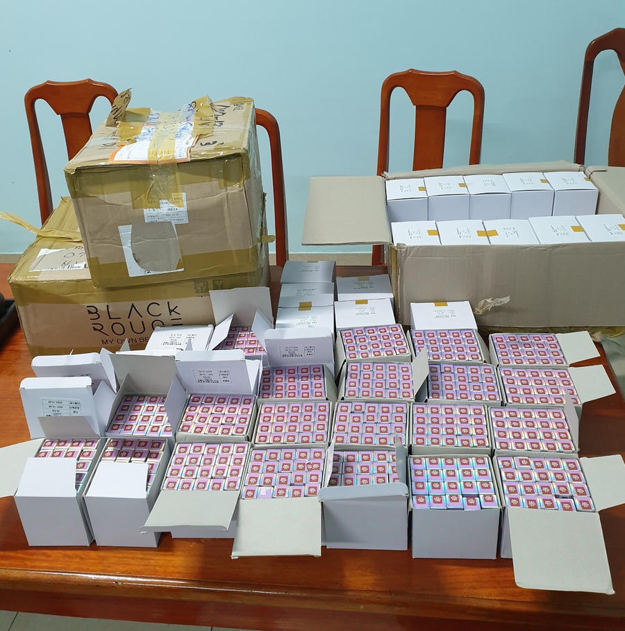 Số son môi không có hóa đơn, chứng từ hợp pháp được Công an huyện Quảng Ninh và Phòng CSGT phát hiện, bắt giữ.