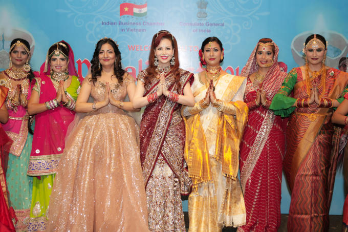 Năm 1992, Hoa hậu Diệu Hoa gặp doanh nhân Maneesh Dane gốc Ấn Độ và sau một năm thì kết hôn. Từ đó đến nay, họ vẫn luôn là một gia đình lý tưởng, khiến nhiều người ngưỡng mộ. Hoa hậu Việt Nam 1990 cô có hai cô con gái xinh đẹp và một cậu con trai thông minh, tuấn tú.