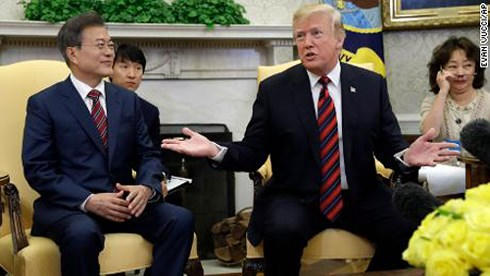 Tổng thống Mỹ Donald Trump và Tổng thống Hàn Quốc Moon Jae-in. Ảnh: AP.
