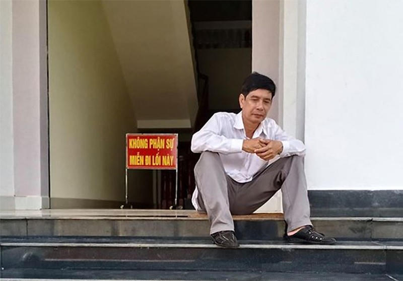 Ông Lương Hữu Phước ngồi tại trụ sở TAND tỉnh Bình Phước, trước lúc nghe tuyên án, sáng 29/5. Ảnh: Luật sư cung cấp/VNE