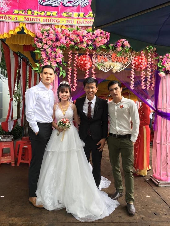 Dân mạng trầm trồ khen ngợi vẻ lịch lãm và chiều cao vượt trội của bạn trai tin đồn Hoa hậu Kỳ Duyên khi xuất hiện tại một đám cưới.