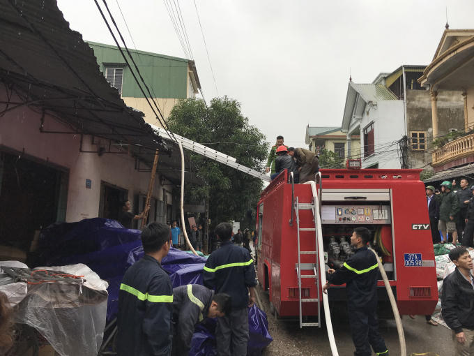 Nhiều xe cứu hỏa với hàng trăm chiến sỹ PCCC được điều động đến hiện trường nỗ lực khống chế đám cháy.