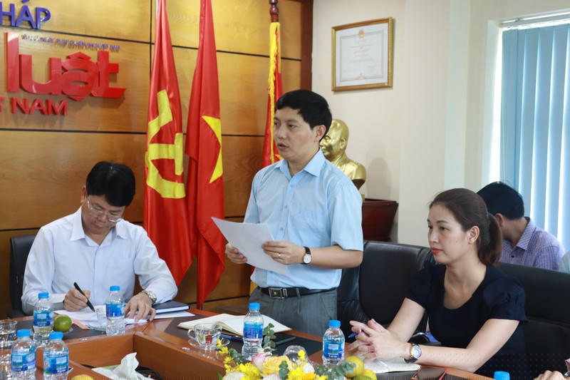 Phó Bí thư Đảng ủy, Phó Tổng biên tập Trần Đức Vinh báo cáo công tác 4 tháng đầu năm của Báo PLVN