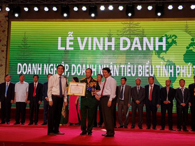 Giám đốc chi nhánh Viettel Phú Thọ vinh dự lên nhận bằng khen của đồng chí Bí thư và Chủ tịch UBND tỉnh Phú Thọ.