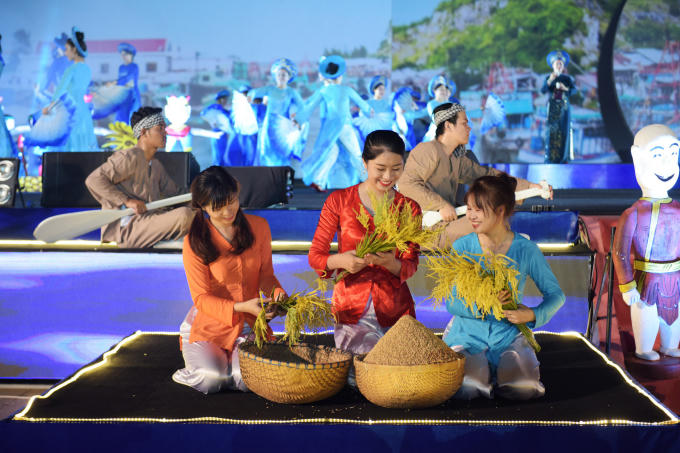 “Ngẫu hứng lưu thủy” do các nghệ sĩ Nhà hát Nghệ thuật Truyền thống Cung đình Huế và các diễn viên TP. Đà Nẵng thể hiện.