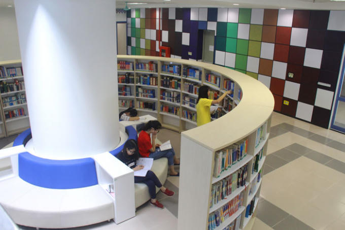 Thiết kế chỗ ngồi độc đáo với ghế ngồi tiện lợi gần giá sách.