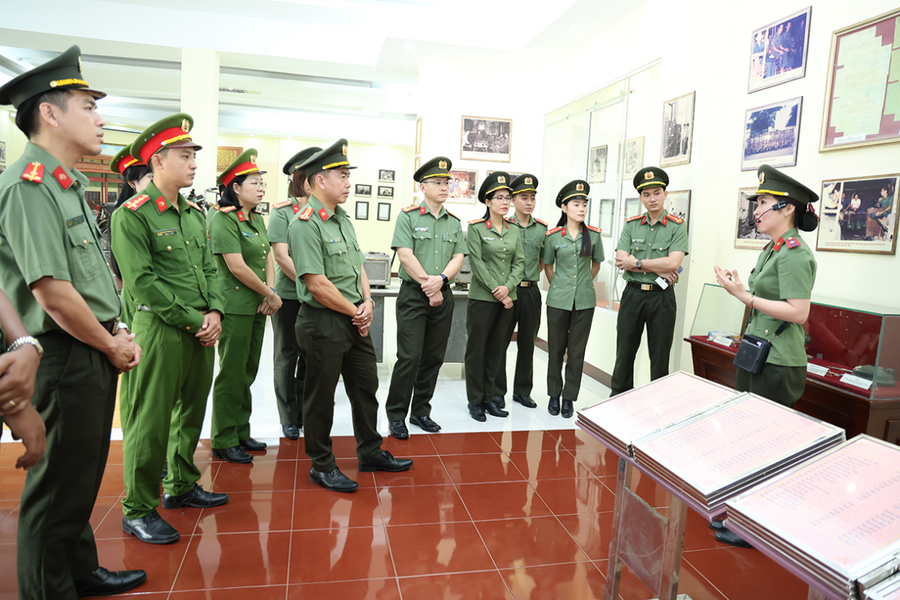 Đoàn nghe thuyết minh về Kế hoạch phản gián CM12