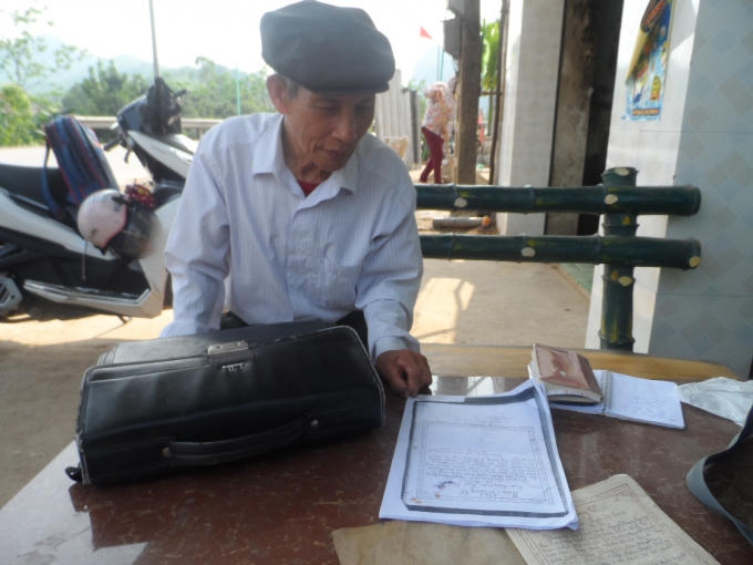 Ông Nguyễn Xuân Tương vẫn tiếp tục nghiên cứu sắc phong và gia phả của dòng họ mình.