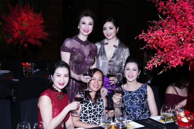 D&agrave;n người đẹp kh&ocirc;ng tuổi &ldquo;tấp nập&rdquo; dự tiệc ch&uacute;c mừng Hoa Hậu Vũ Th&uacute;y Nga