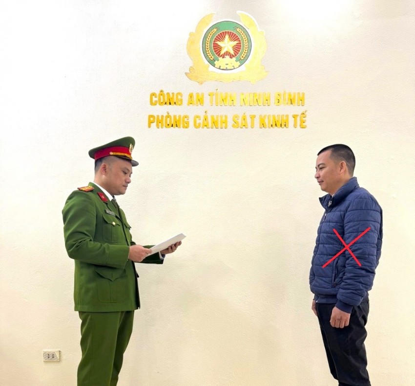 Trần Văn Khánh (x) nghe CQĐT tống đạt quyết định khởi tố. Ảnh C.A tỉnh NB