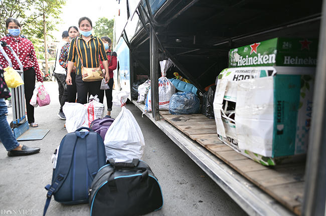 Đồ đạc lỉnh kỉnh của nhiều chuyến xe chạy từ huyện Thủy Nguyên - Hải Phòng ra Hà Nội.