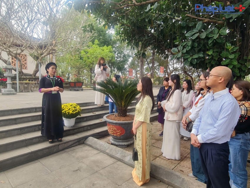 Hướng dẫn viên tại khu Di tích kể về cuộc khởi nghĩa nông dân kéo dài 30 năm bền bỉ chống thực dân Pháp của người Anh Hùng Áo Vải Hoàng Hoa Thám (tức Đề Thám).