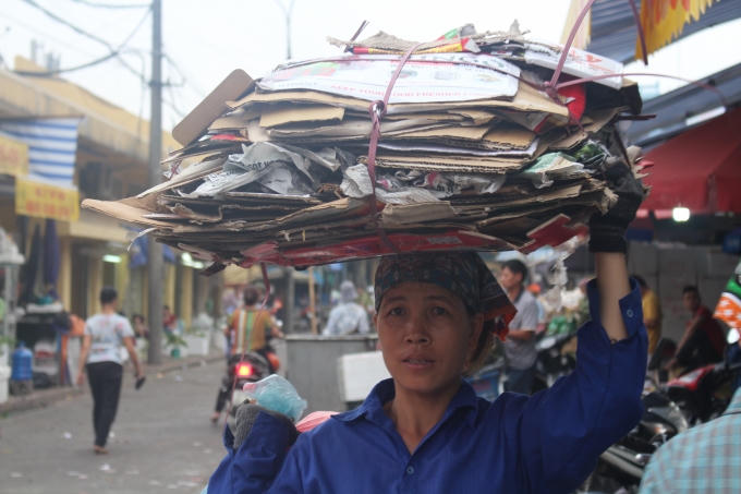 Chị cửu vạn cũng tranh thủ thu gom m&ocirc;̣t ít ve chai
