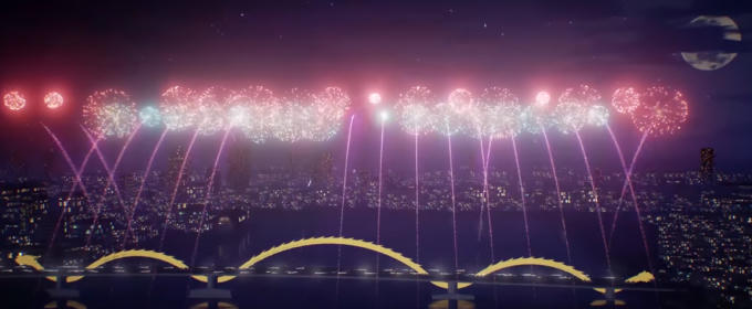 Ở b&agrave;i thi Hello Vietnam đạt giải ba của t&aacute;c giả Nguyễn Trọng Tuấn đến từ H&agrave; Nội, kh&aacute;n giả ph&aacute;o hoa m&aacute;y t&iacute;nh lại như được bay l&ecirc;n c&ugrave;ng với những m&agrave;n ph&aacute;o hoa ảo diệu được bung l&ecirc;n từ cầu Rồng v&agrave; s&ocirc;ng H&agrave;n. Tuy kh&ocirc;ng &ldquo;sử dụng nhiều ph&aacute;o&rdquo; nhưng những h&igrave;nh ảnh biểu tượng của Đ&agrave; Nẵng lại được thể hiện rất kh&aacute;c biệt qua c&aacute;c b&ocirc;ng ph&aacute;o, v&agrave; g&oacute;c quay 360 độ view to&agrave;n cảnh Đ&agrave; Nẵng trong t&aacute;c phẩm n&agrave;y lại cho thấy một sự s&aacute;ng tạo rất ri&ecirc;ng của t&aacute;c phẩm.