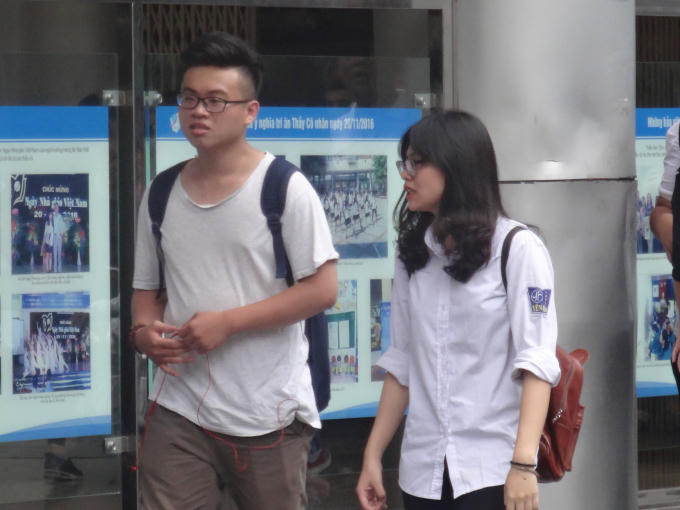 Chiều 21/6 các thí sinh đã đến điểm thi làm thủ tục dự thi.