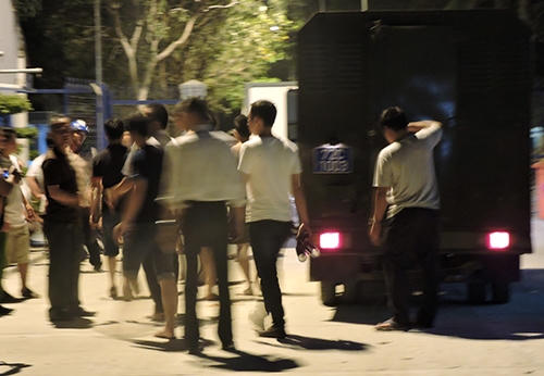 Cảnh sát được huy động để ngăn chặn học viên gây rối.