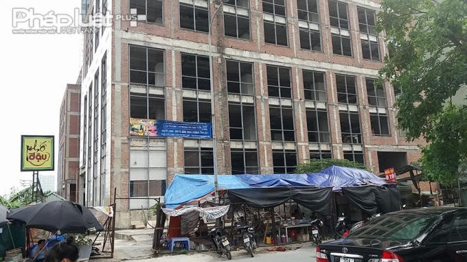  Bủa vây Cổng vào công trường của Apex Tower là các cửa hàng ăn uống. 