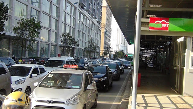 Ô tô lấn làn đường dành riêng cho xe buýt nhanh.